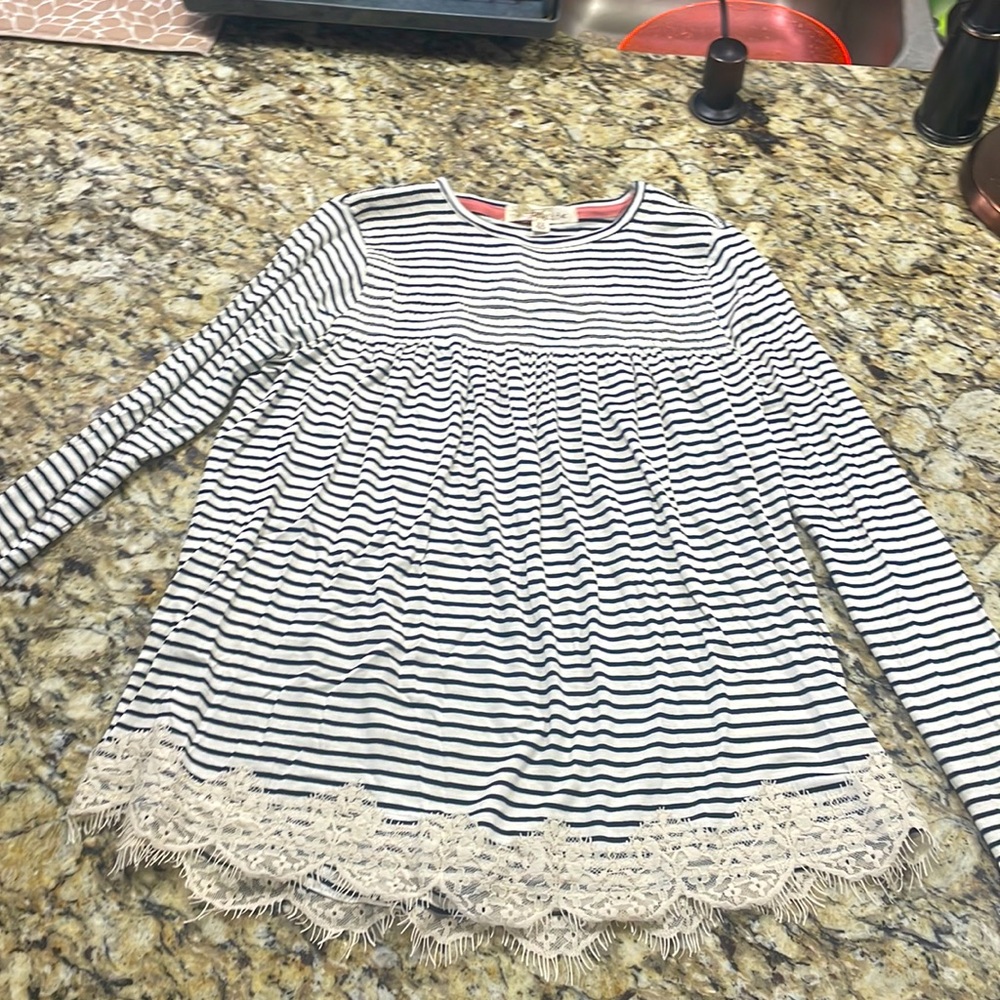 XS white and navy shirt striped shirt